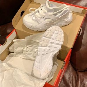 BRAND NEW NIKE Huarache